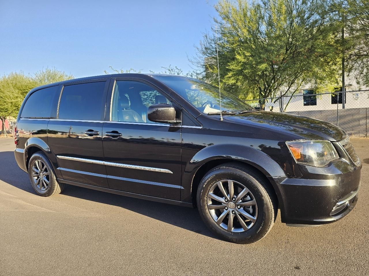 Chrysler Town & Country S 2015