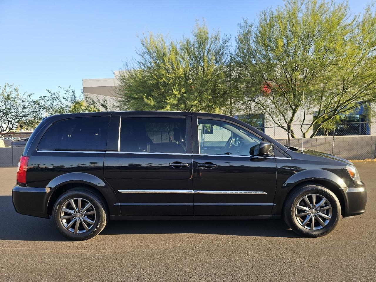 Chrysler Town & Country S 2015