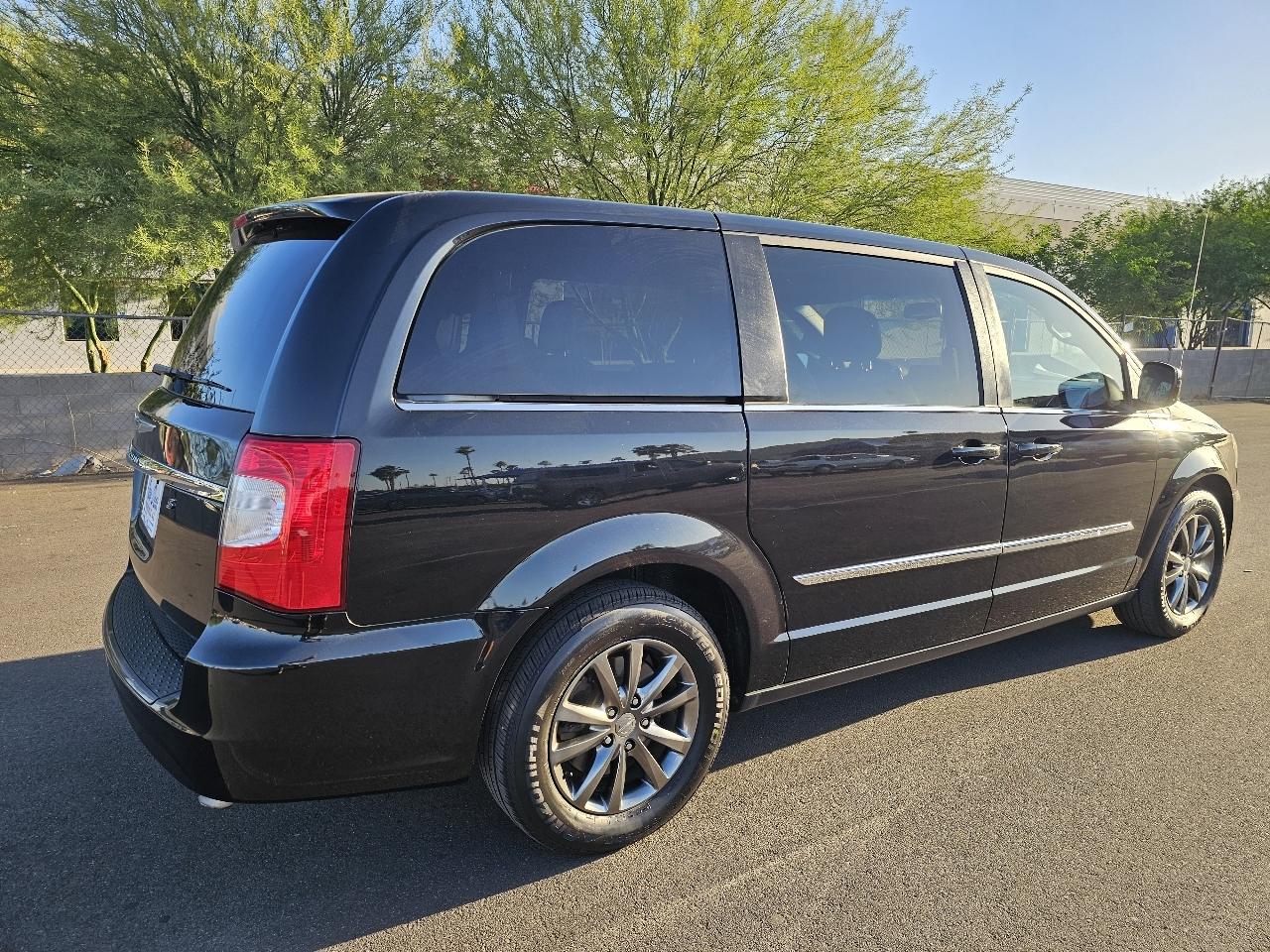 Chrysler Town & Country S 2015