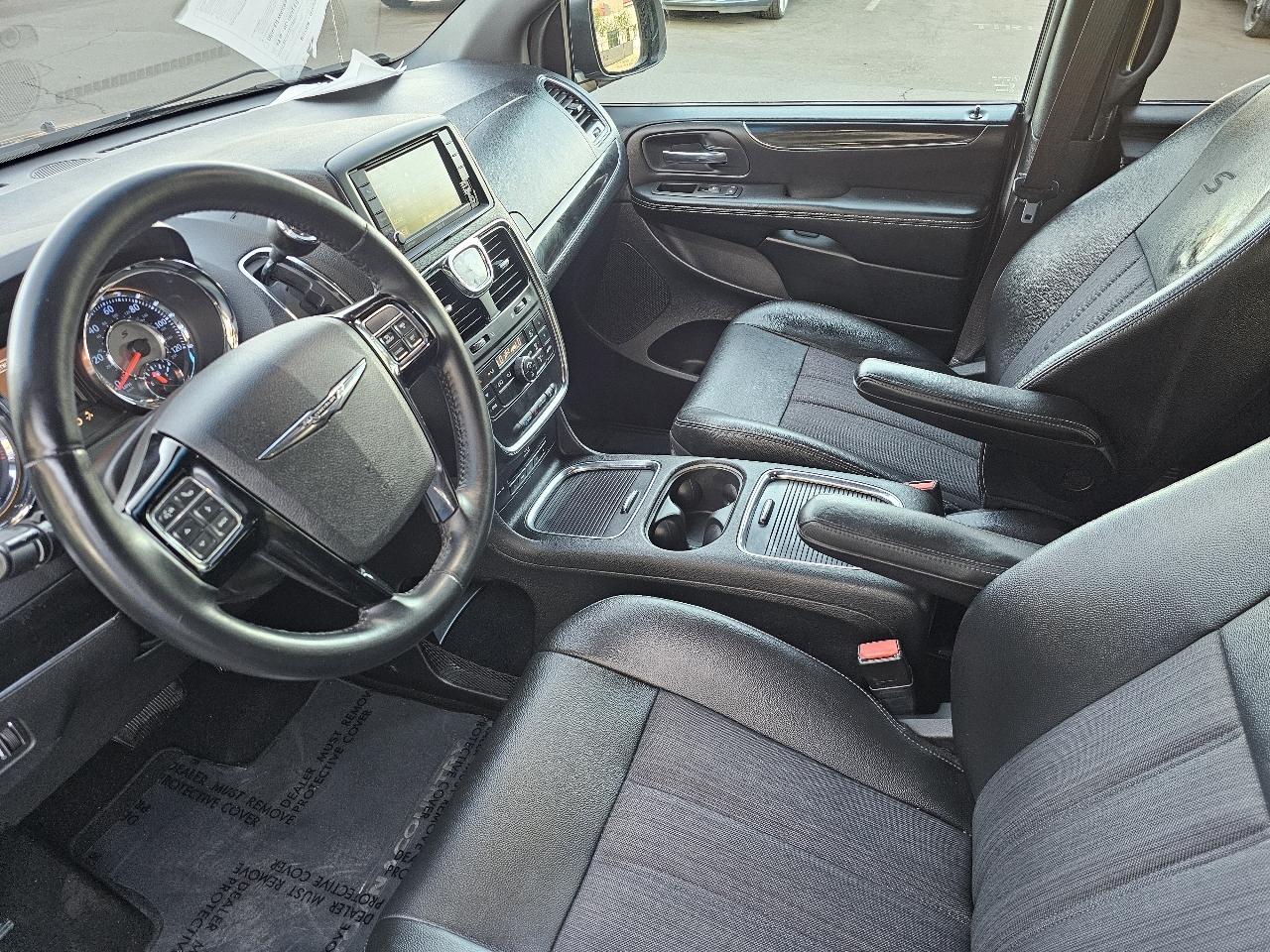 Chrysler Town & Country S 2015