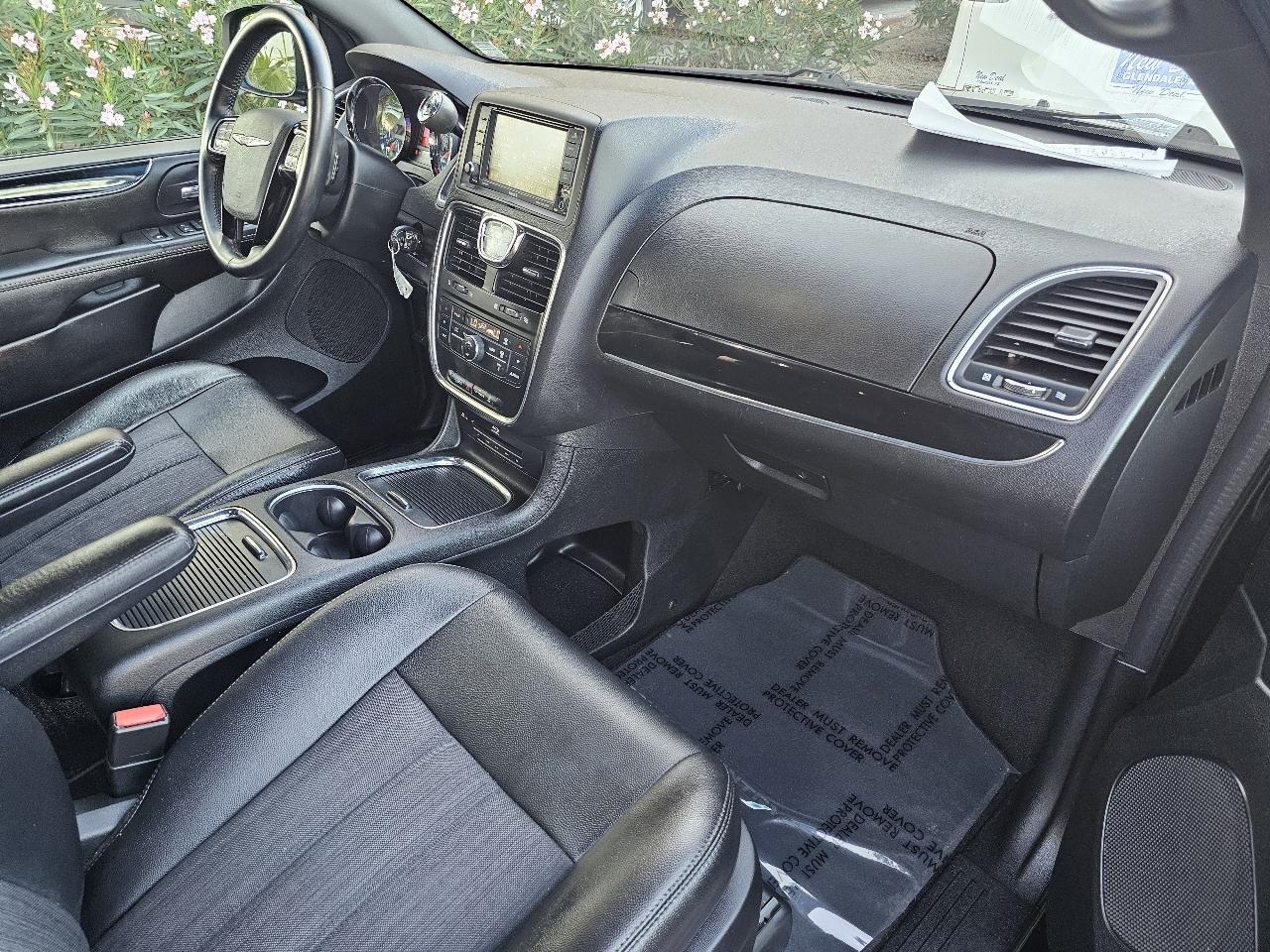 Chrysler Town & Country S 2015