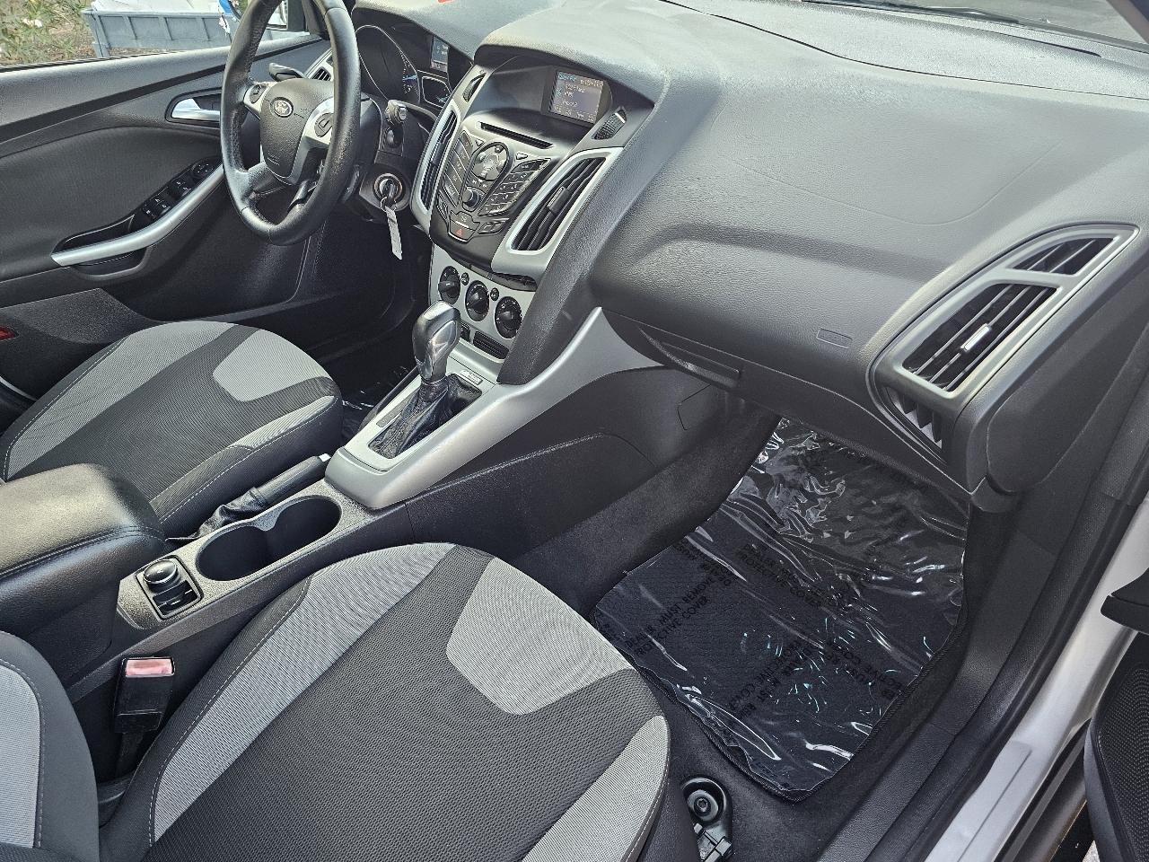 Ford Focus SE 2012
