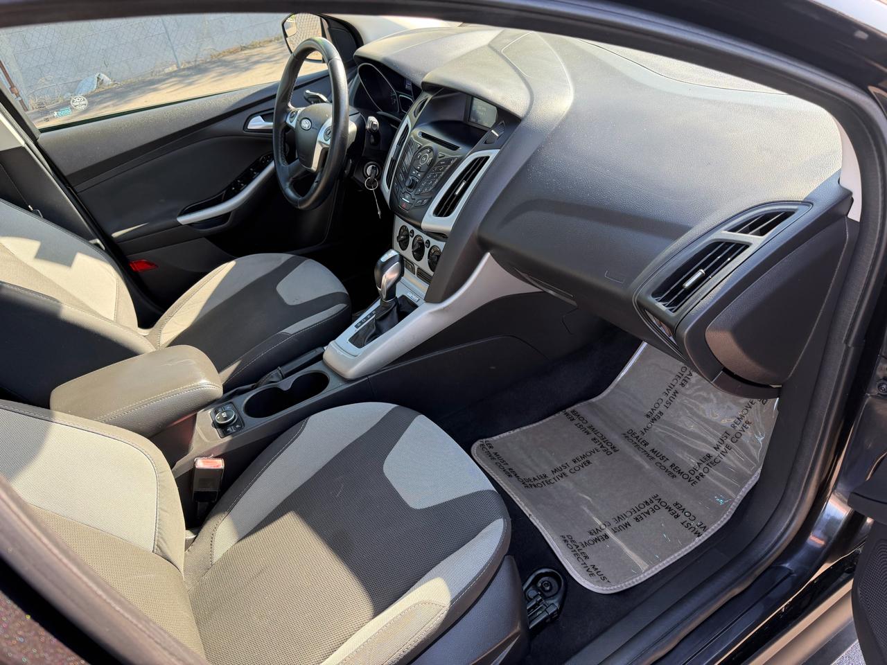 Ford Focus SE 2012