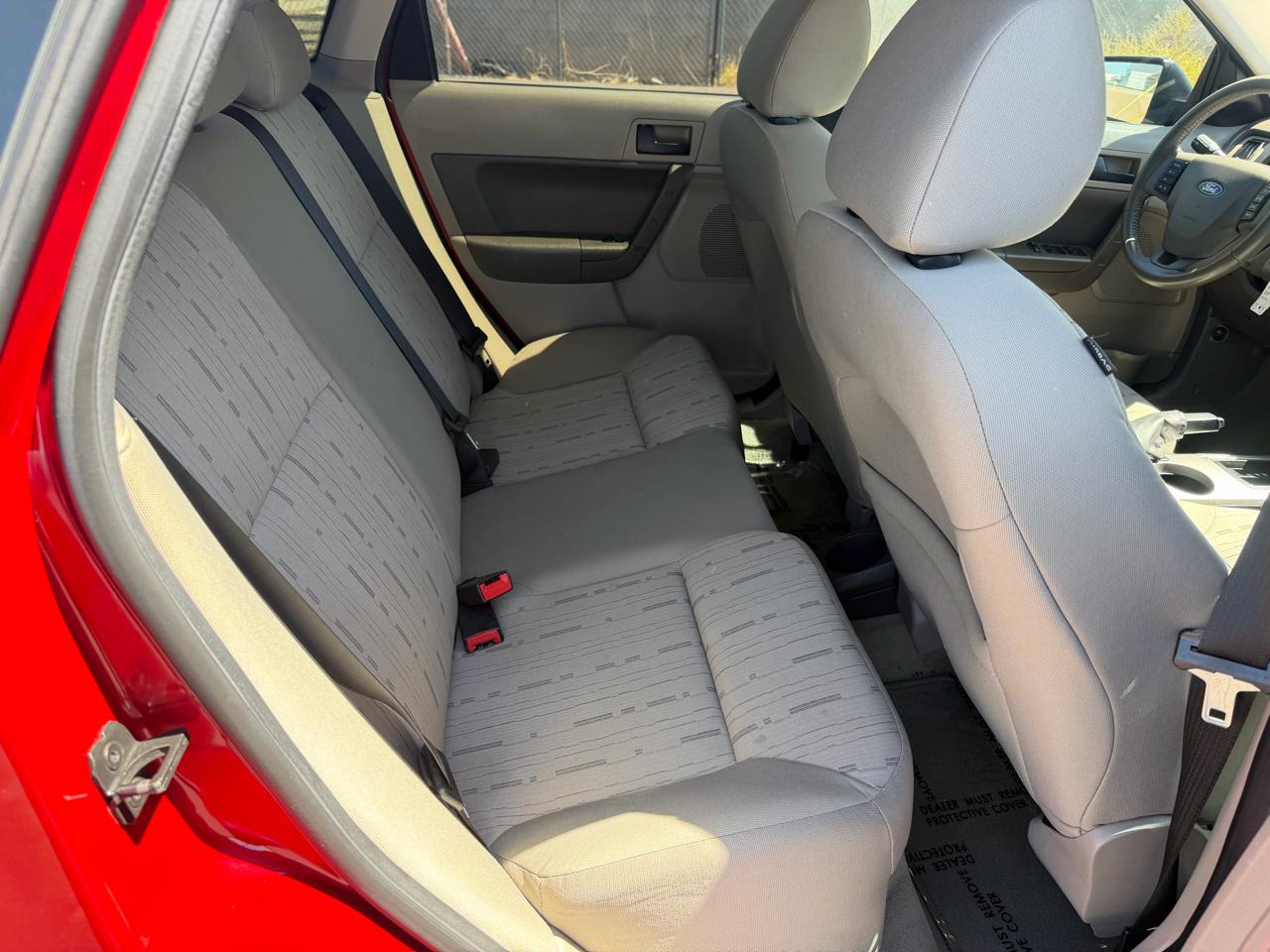 Ford Focus SE Sedan 2010