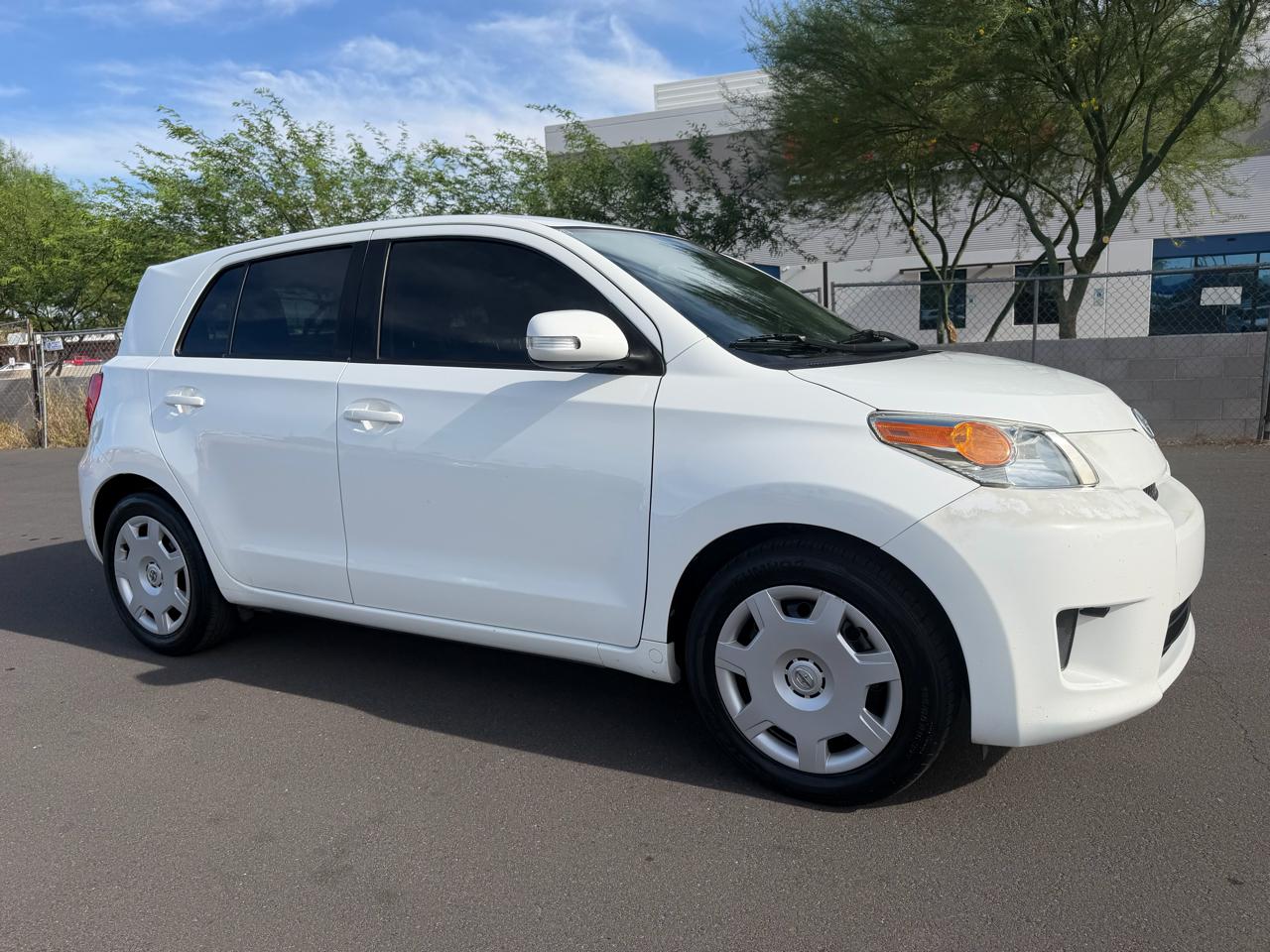 Scion xD 5-Door Hatchback 5-Spd MT 2012