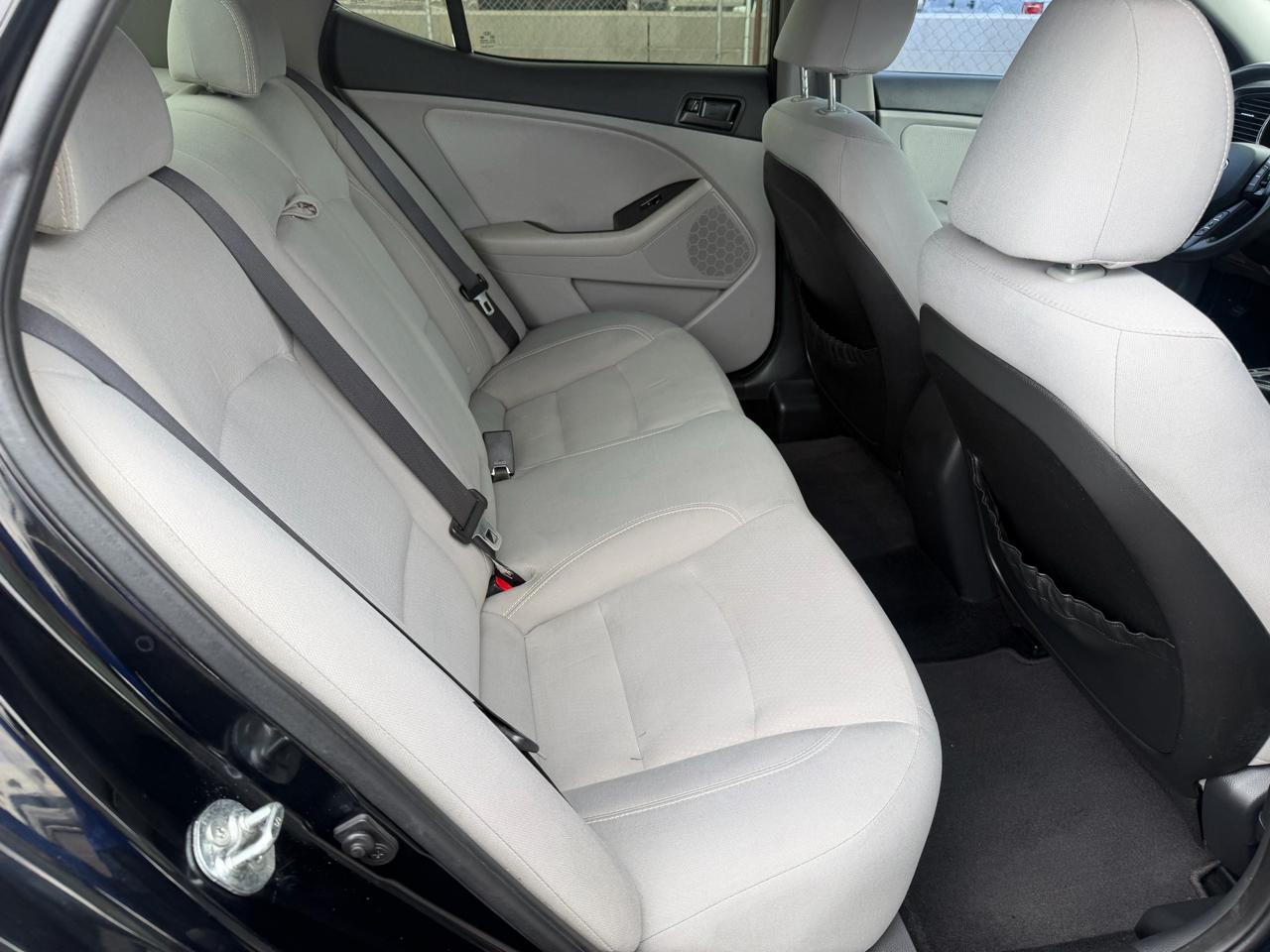 Kia Optima LX MT 2012