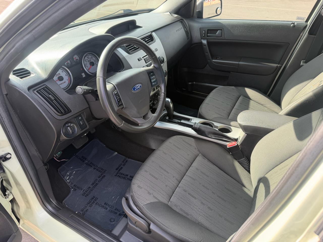 Ford Focus SE Sedan 2011