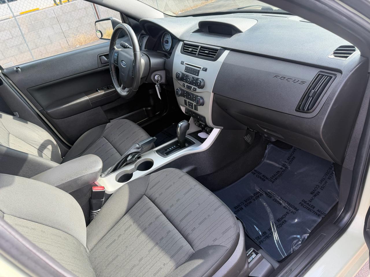Ford Focus SE Sedan 2011