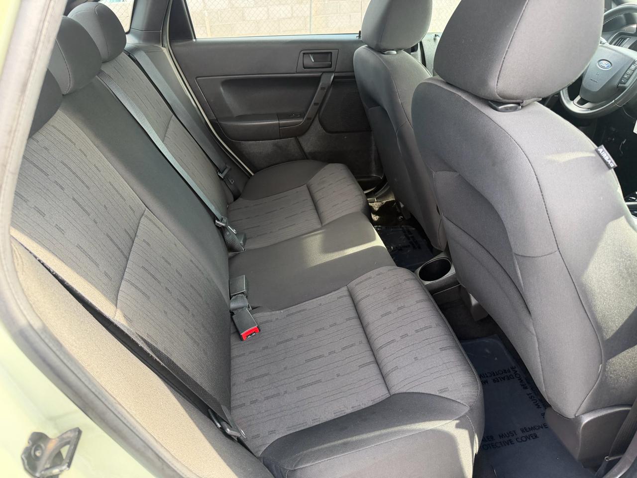 Ford Focus SE Sedan 2011