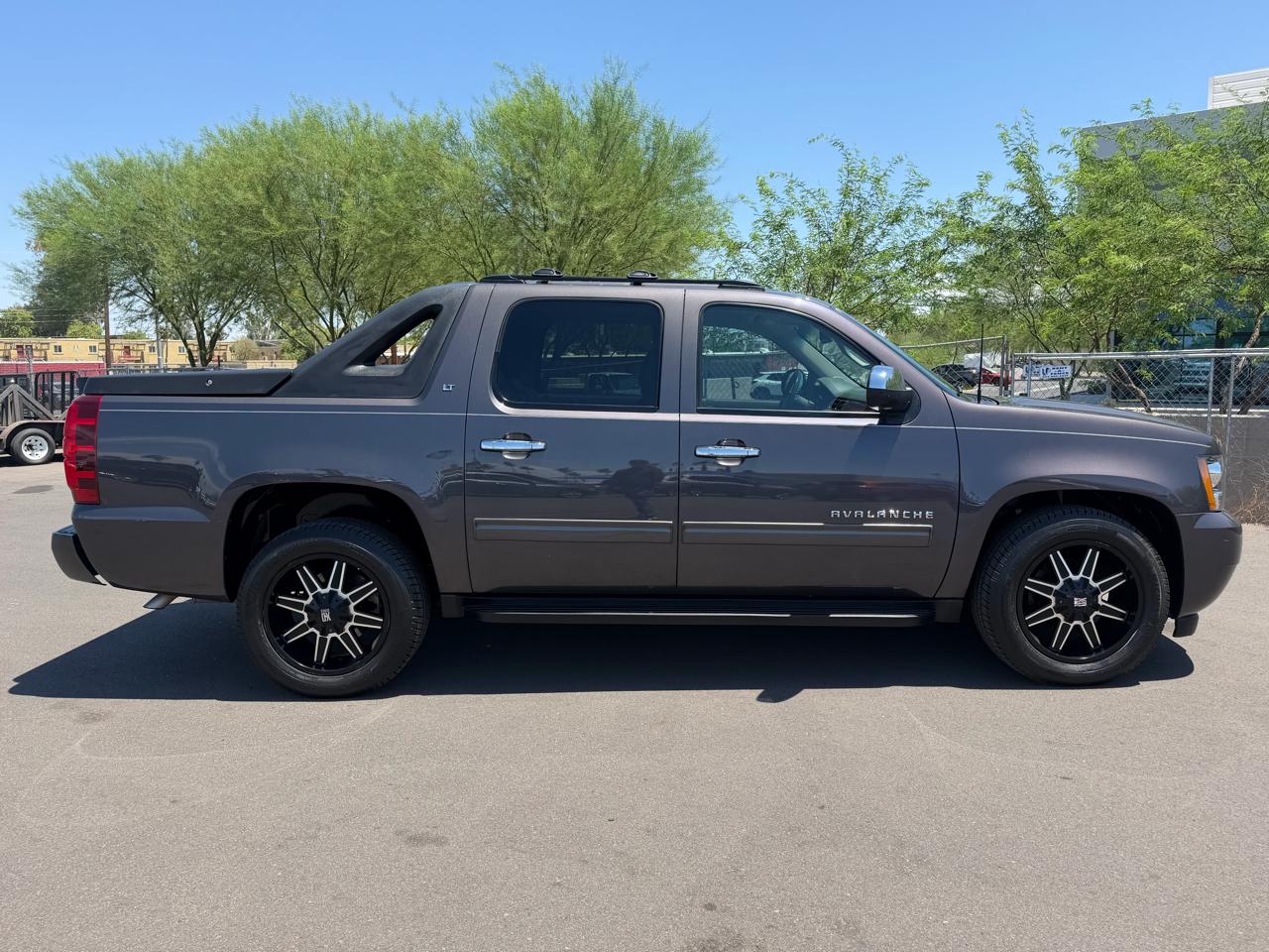 Chevrolet Avalanche LT 2WD 2011