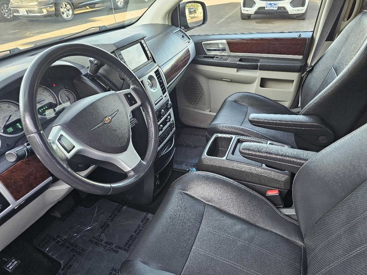 Chrysler Town & Country Touring Plus 2010