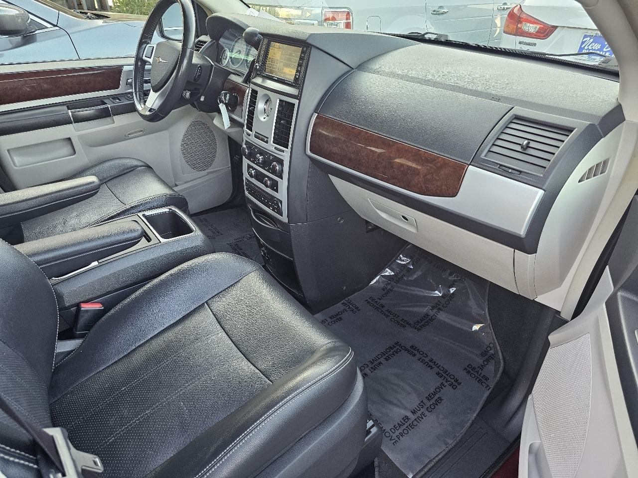 Chrysler Town & Country Touring Plus 2010