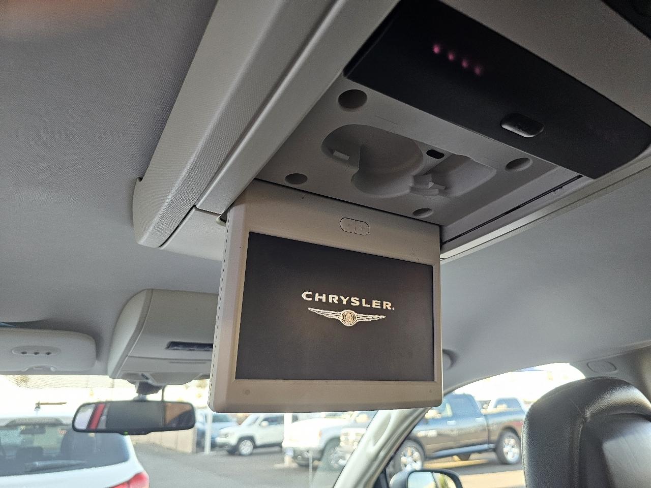Chrysler Town & Country Touring Plus 2010