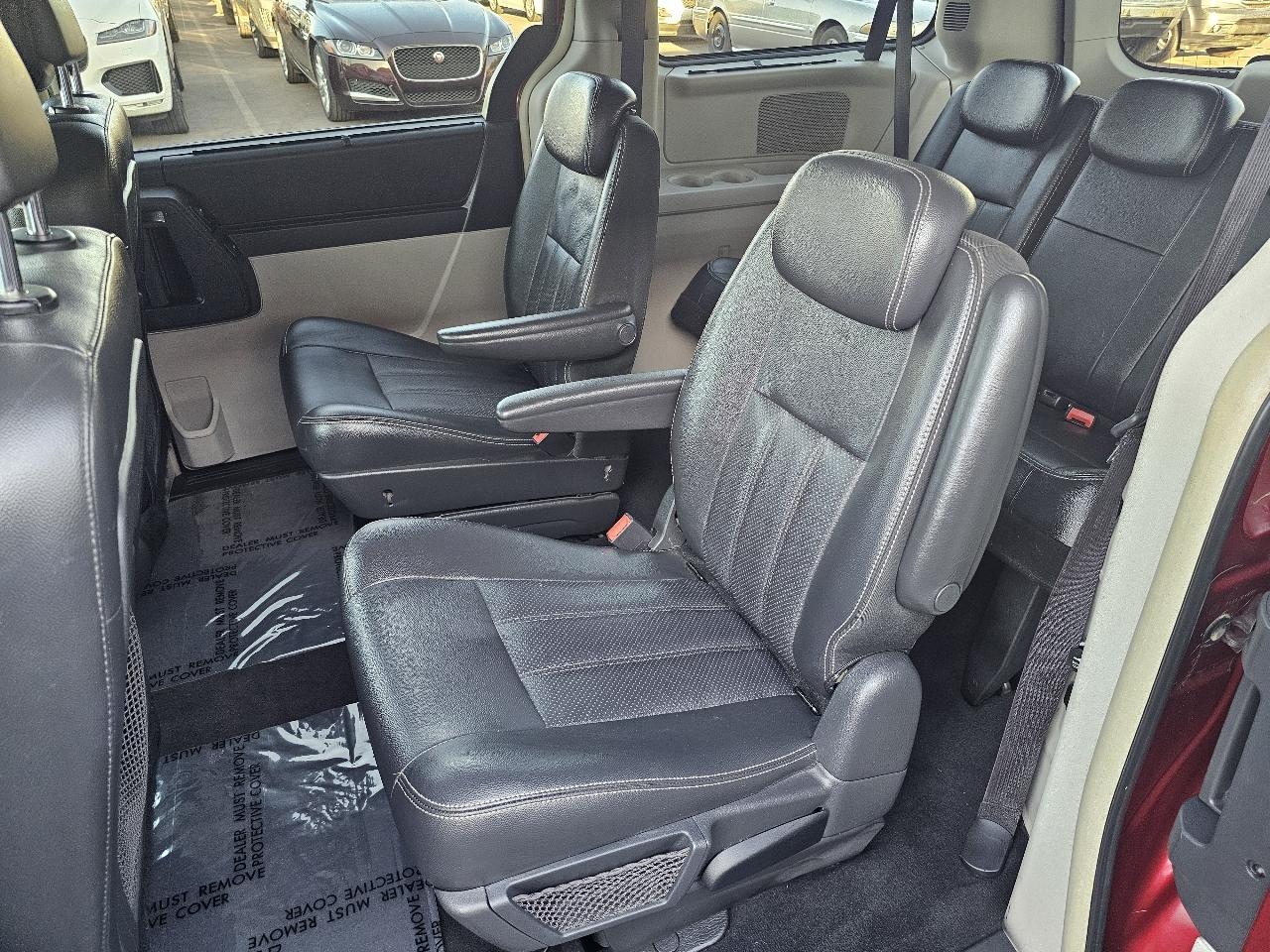 Chrysler Town & Country Touring Plus 2010