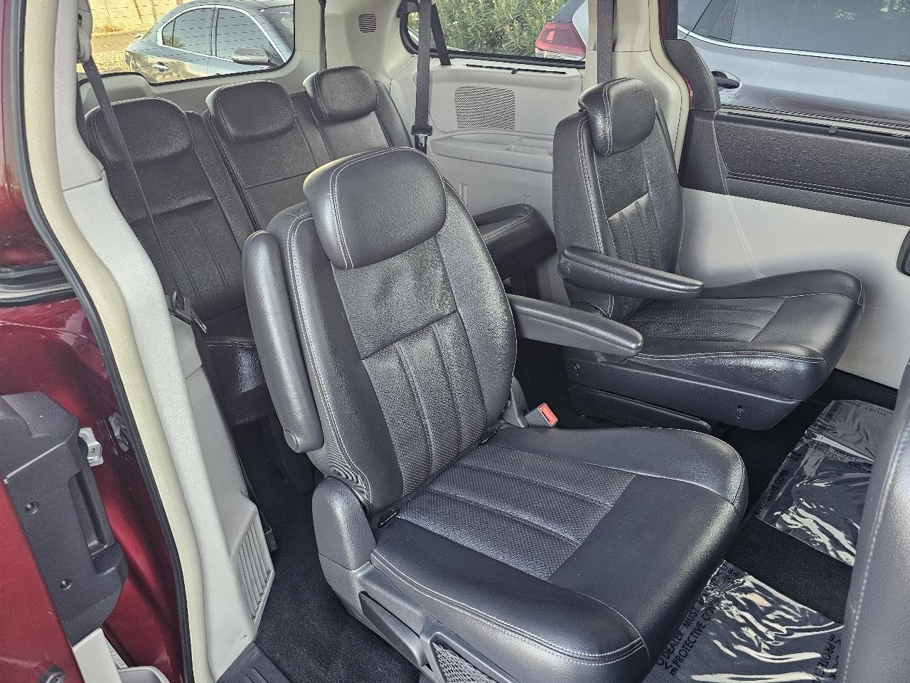 Chrysler Town & Country Touring Plus 2010