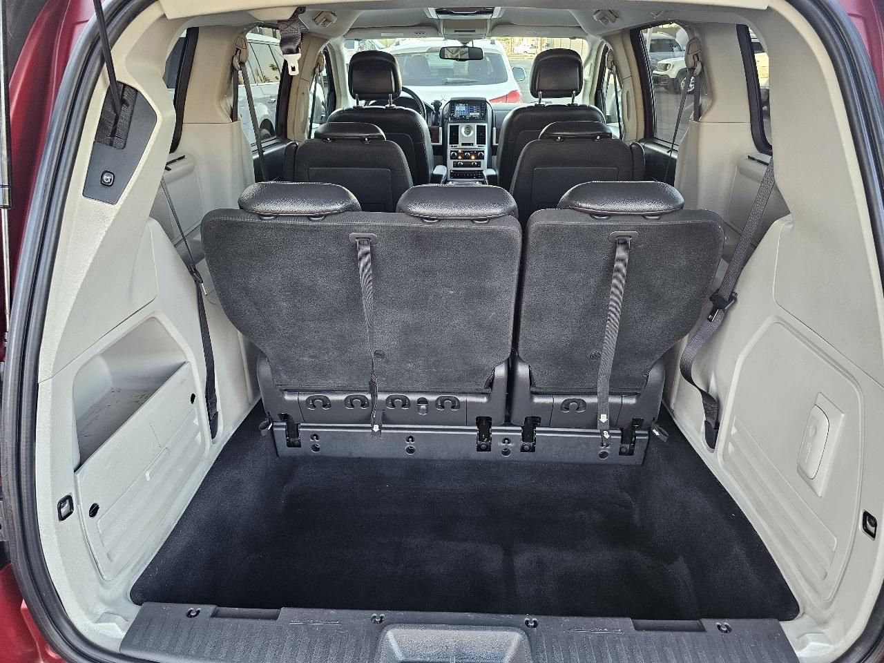 Chrysler Town & Country Touring Plus 2010