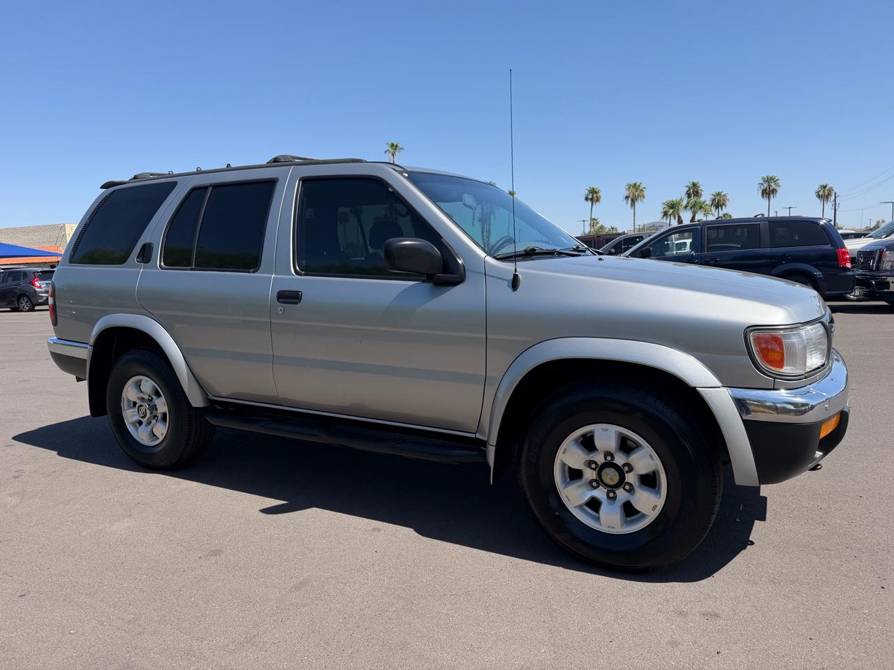 Nissan Pathfinder XE 2WD 1999