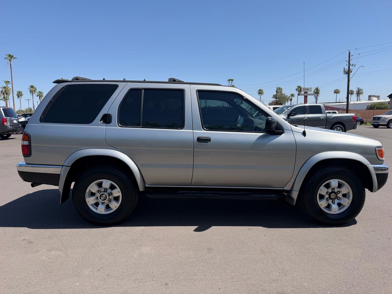 Nissan Pathfinder XE 2WD 1999