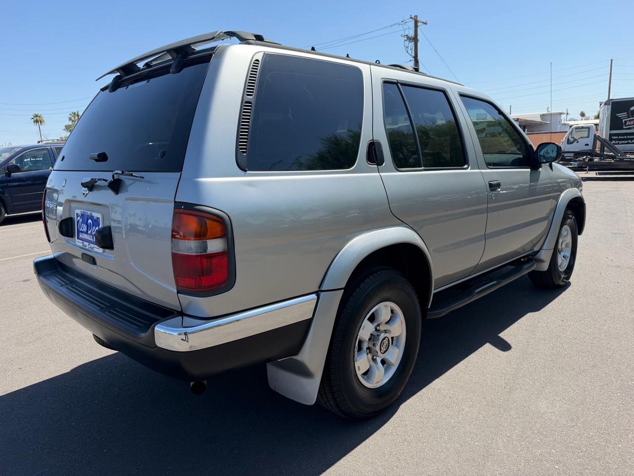 Nissan Pathfinder XE 2WD 1999