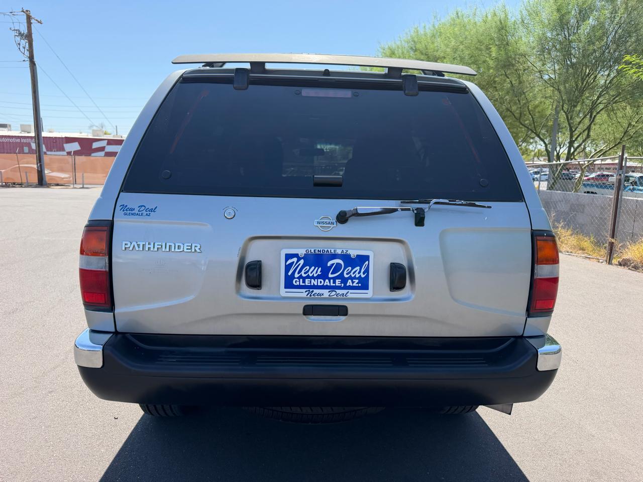 Nissan Pathfinder XE 2WD 1999