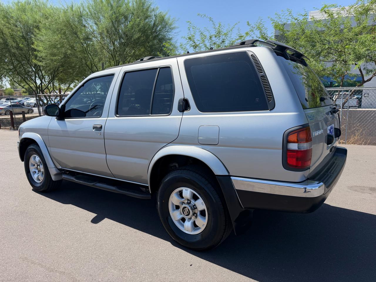 Nissan Pathfinder XE 2WD 1999