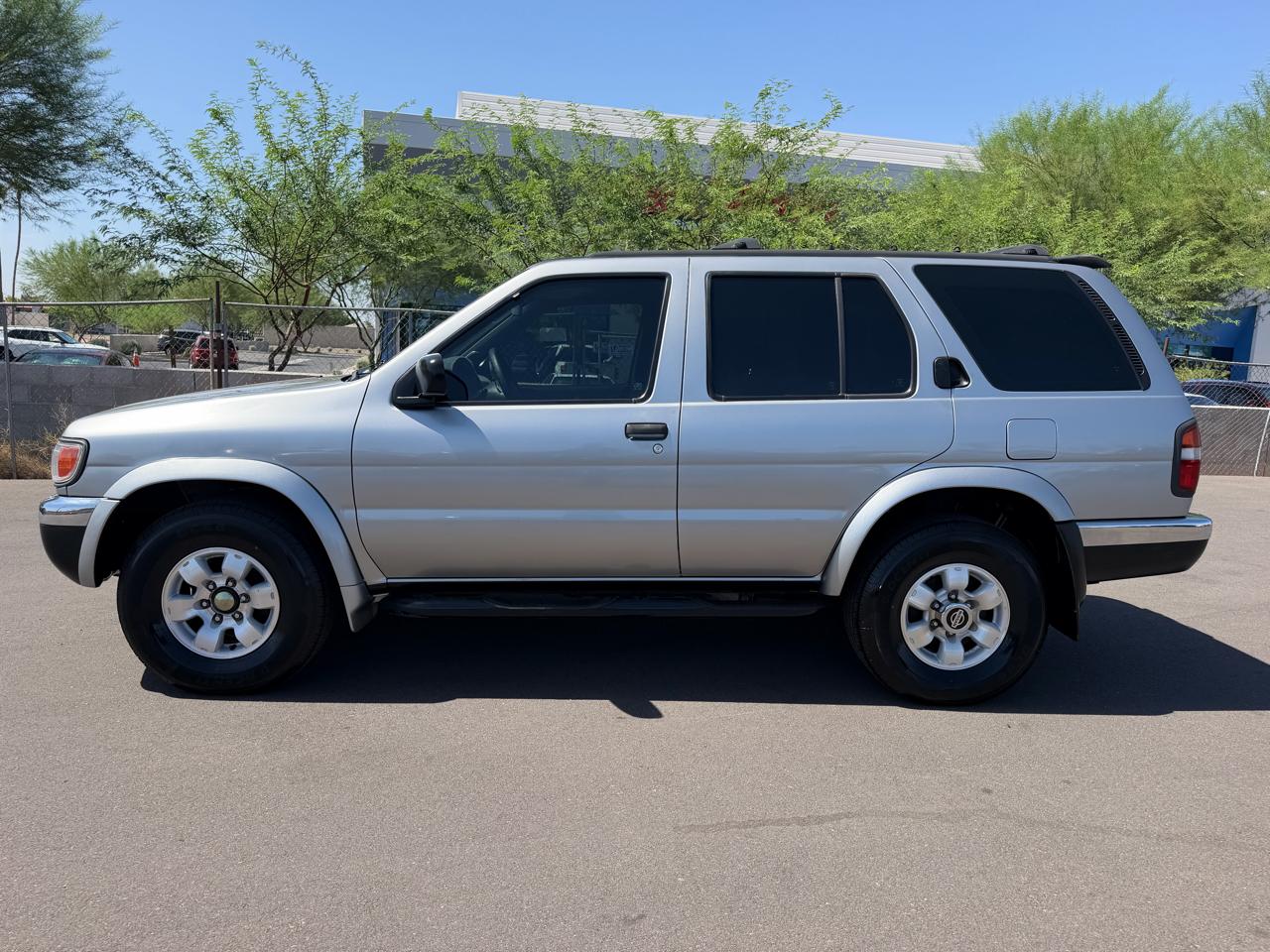Nissan Pathfinder XE 2WD 1999