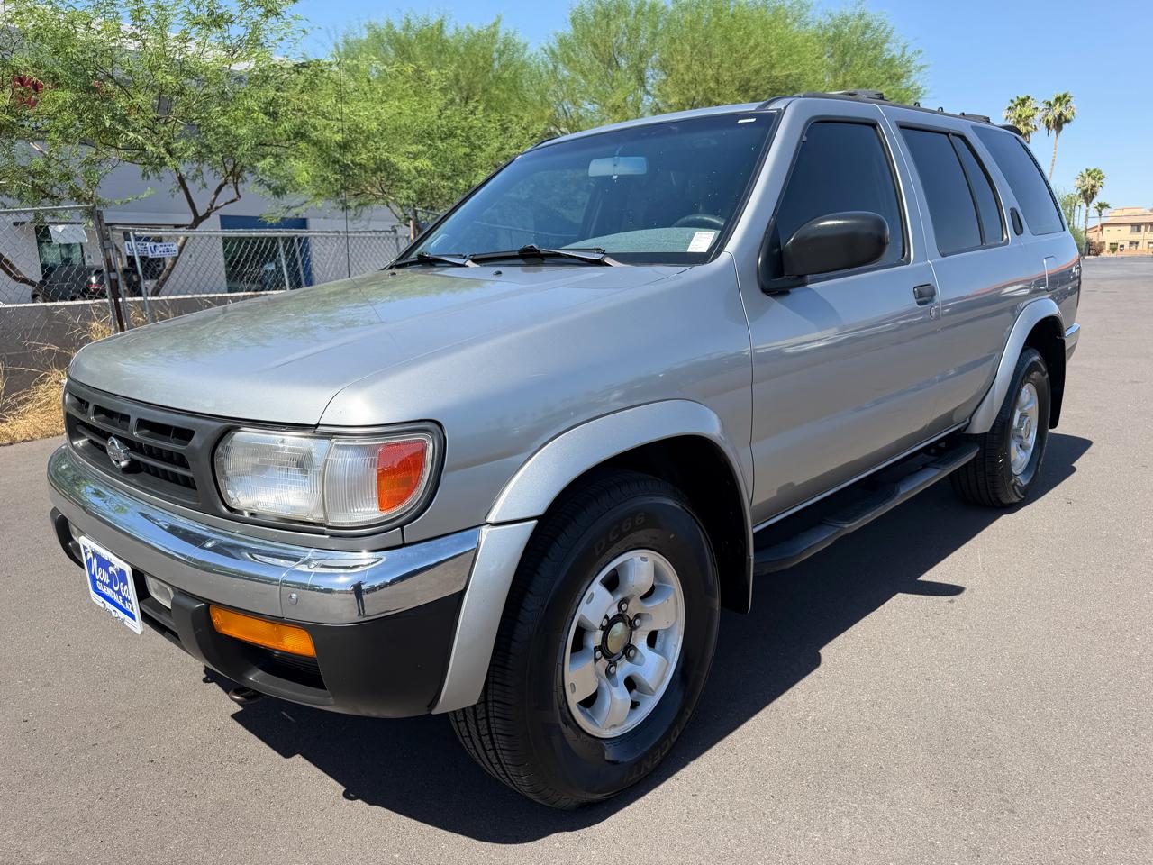Nissan Pathfinder XE 2WD 1999