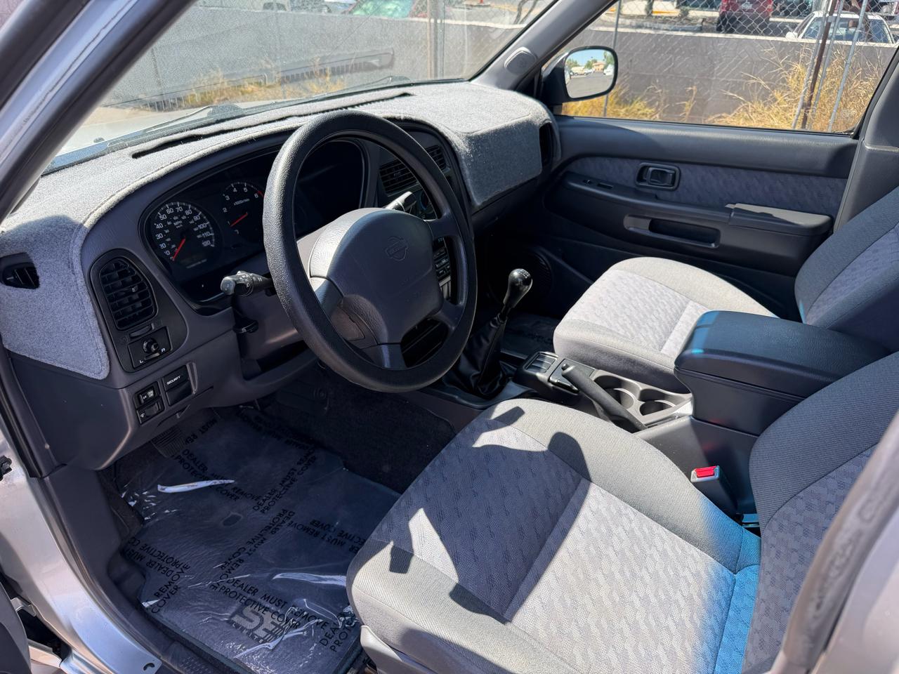 Nissan Pathfinder XE 2WD 1999