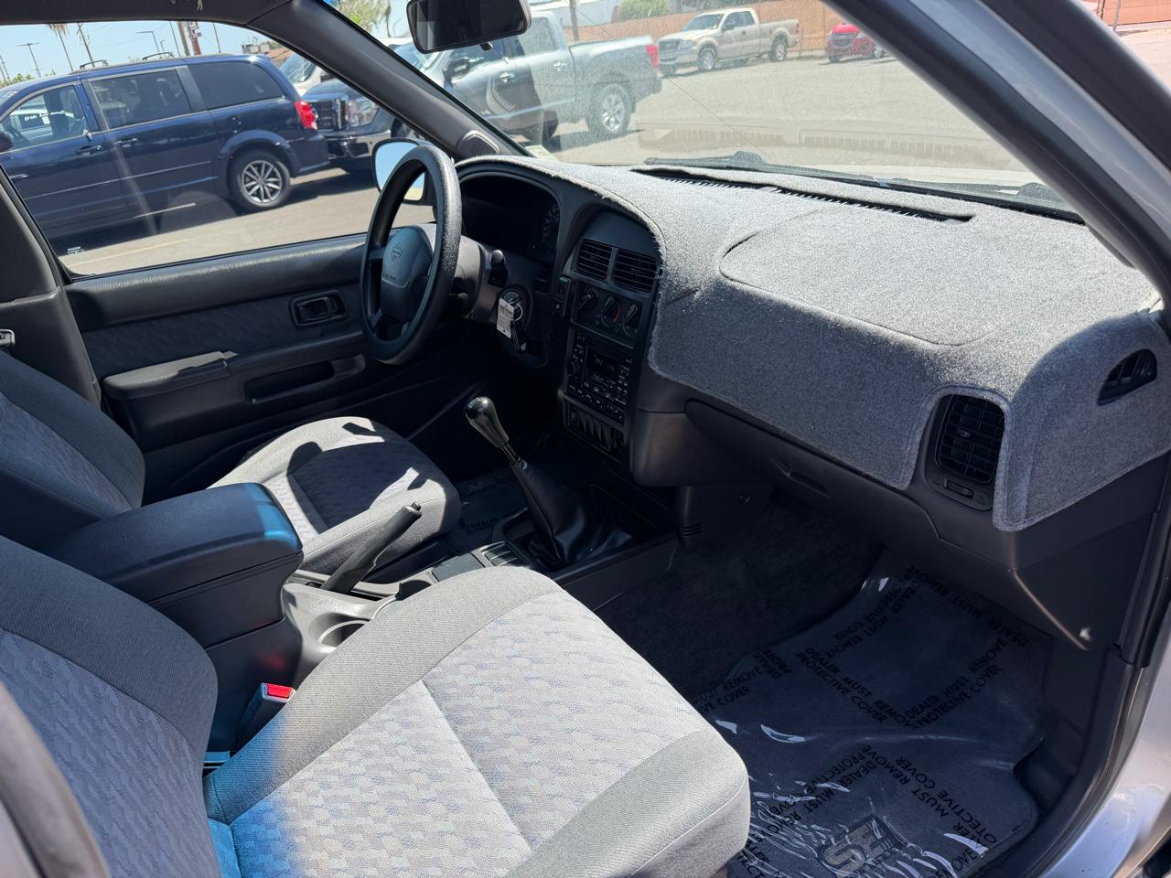 Nissan Pathfinder XE 2WD 1999