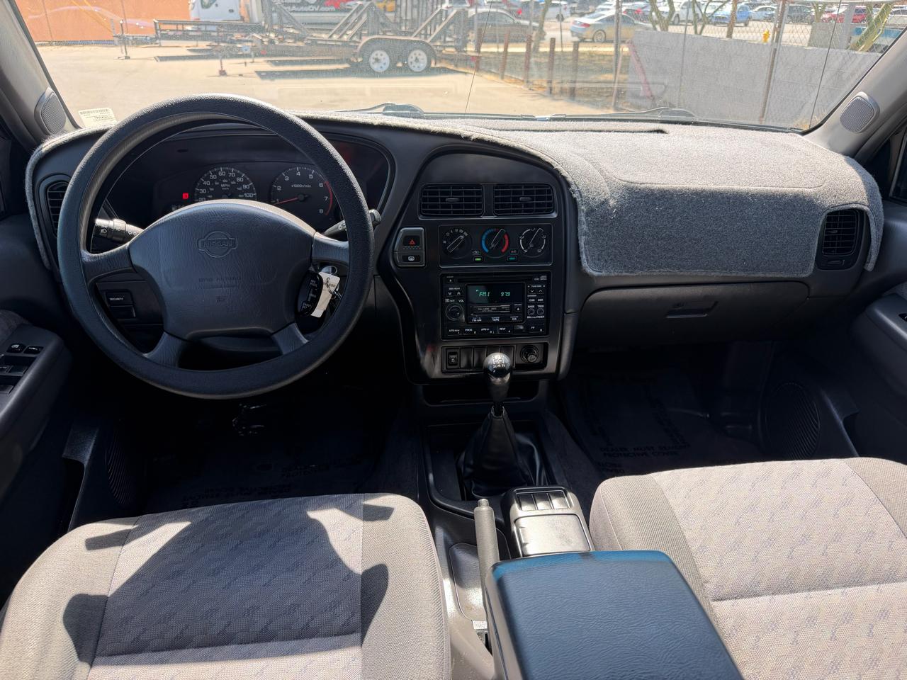 Nissan Pathfinder XE 2WD 1999