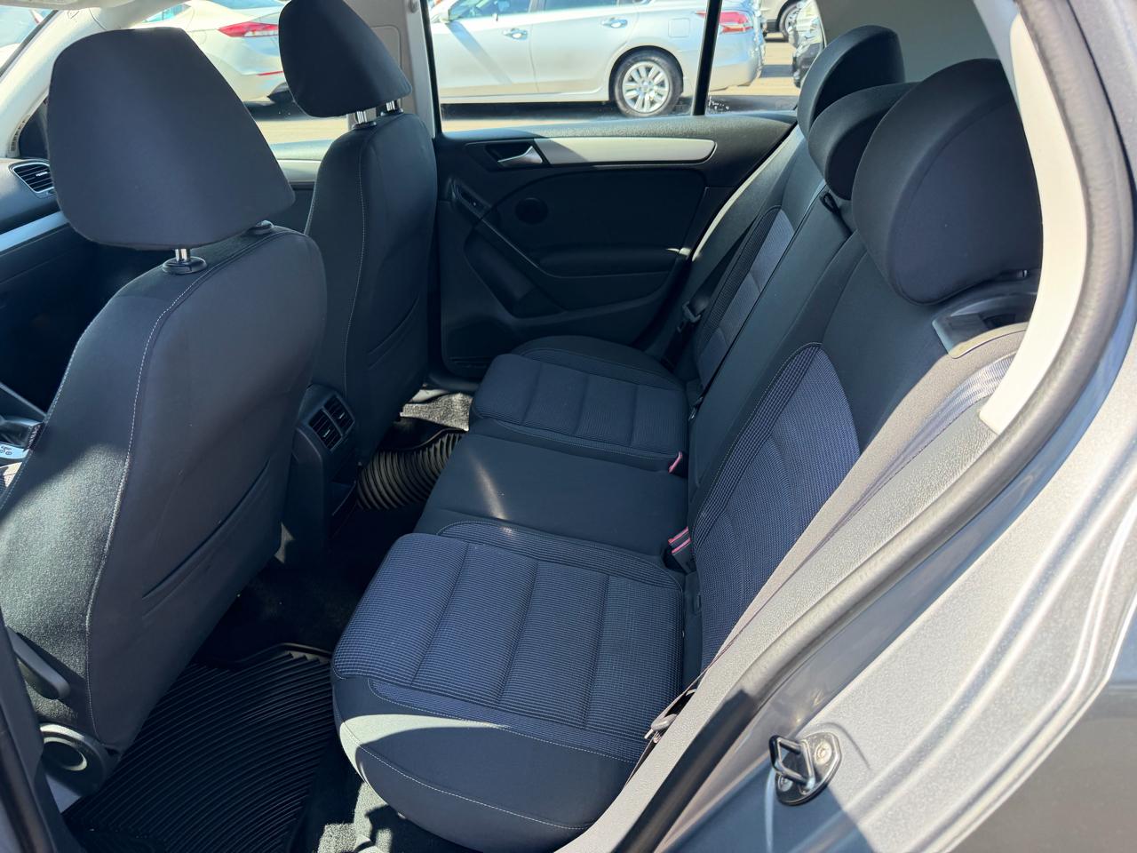 Volkswagen Golf 2.0L TDI w/Tech Package 4 Door 2012