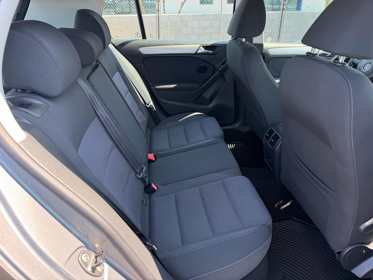 Volkswagen Golf 2.0L TDI w/Tech Package 4 Door 2012