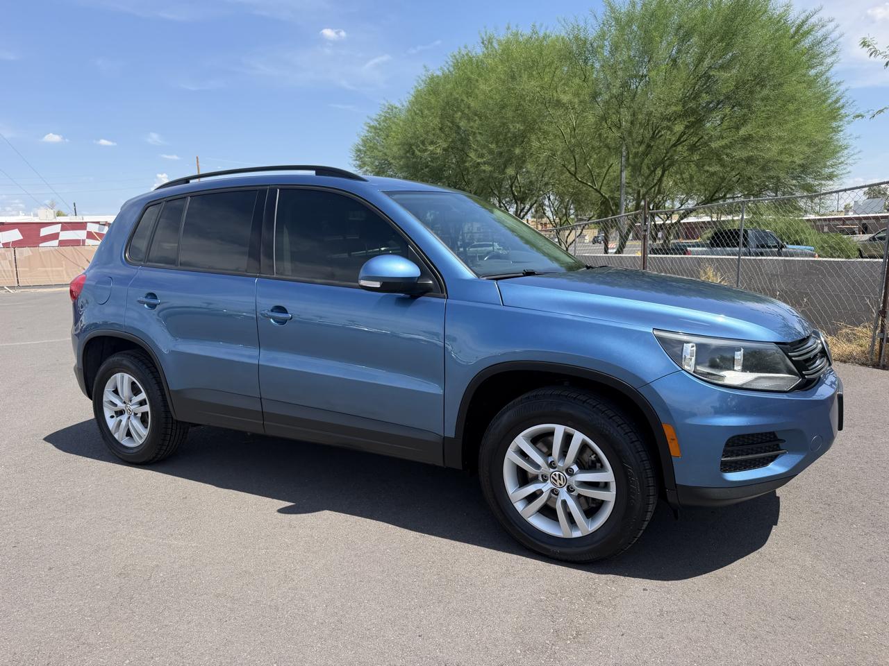 Volkswagen Tiguan S 2017