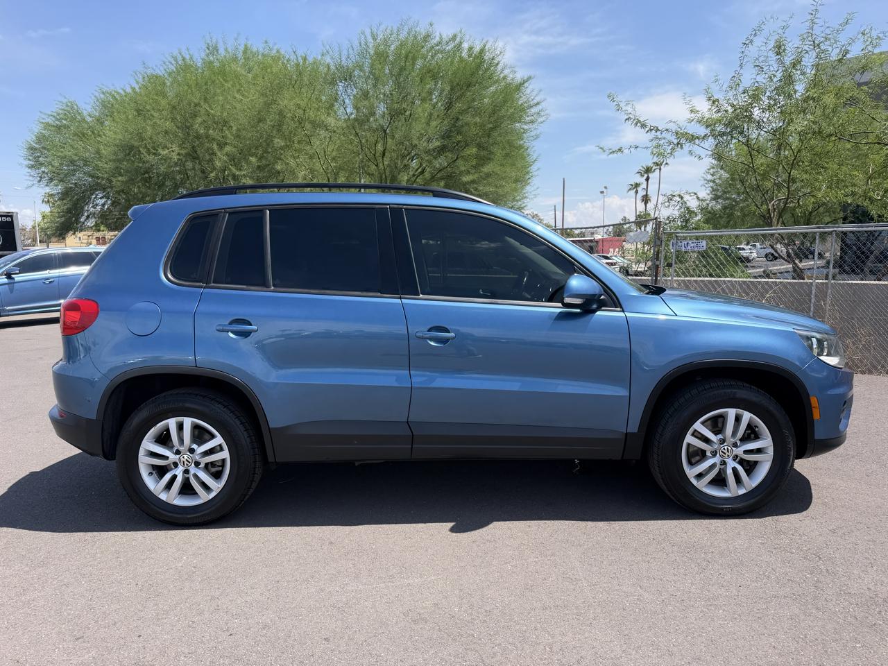 Volkswagen Tiguan S 2017