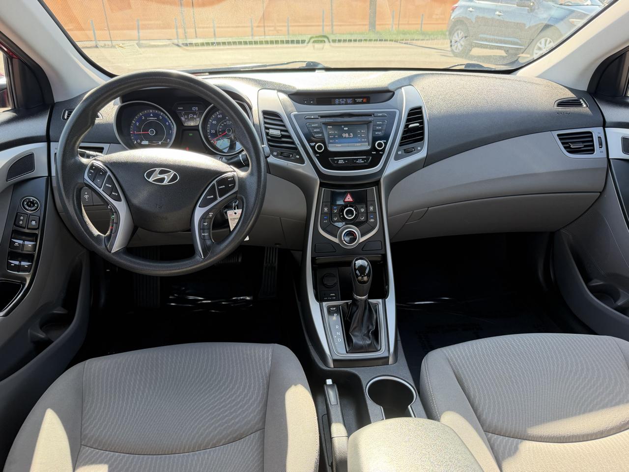 Hyundai Elantra SE 6AT 2015