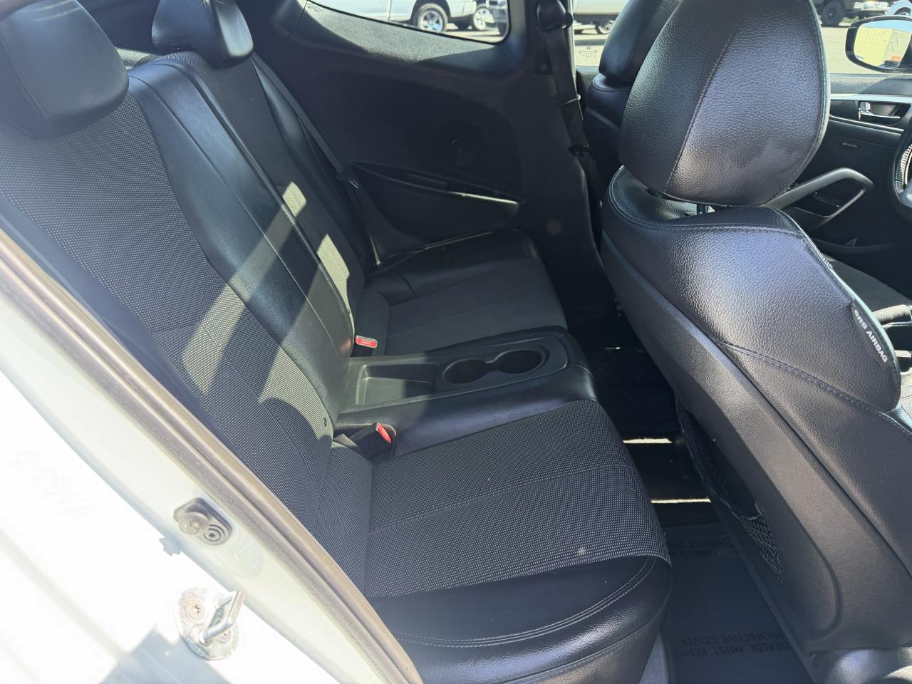 Hyundai Veloster Base 2013