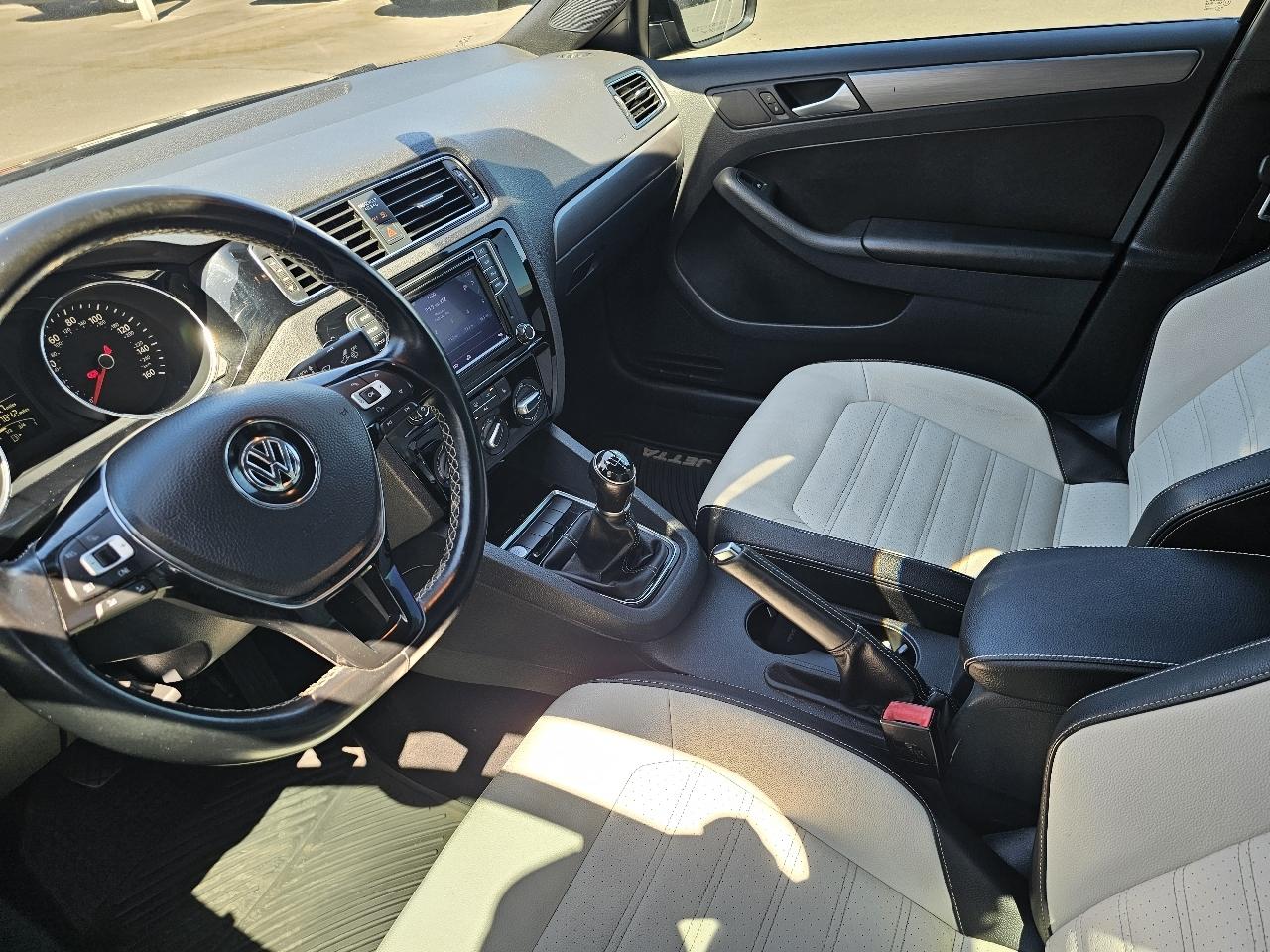 Volkswagen Jetta SE 5M 2016