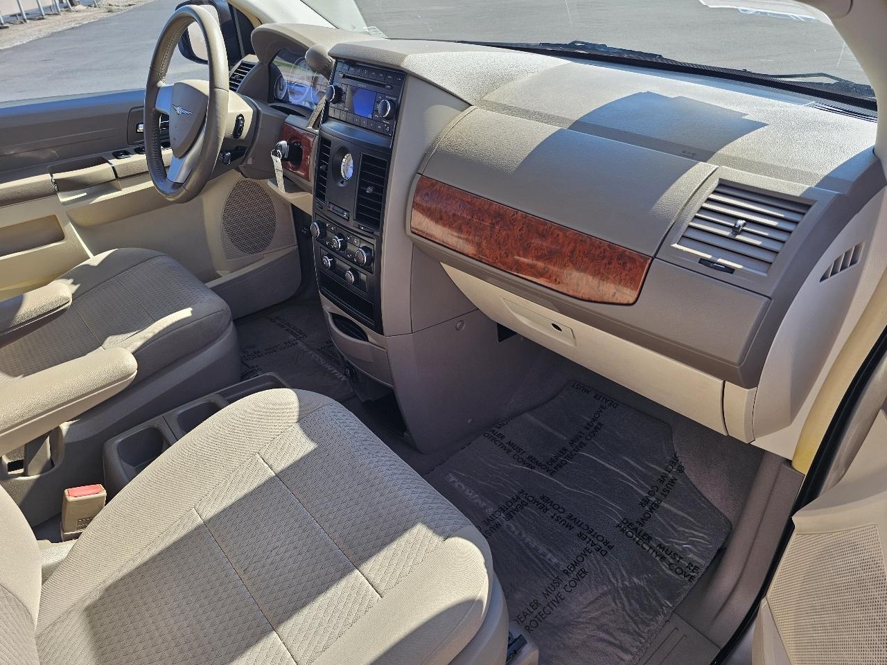 Chrysler Town & Country LX 2008