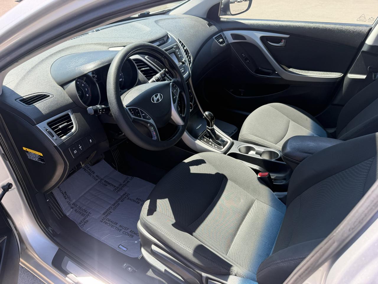 Hyundai Elantra SE 6AT 2015