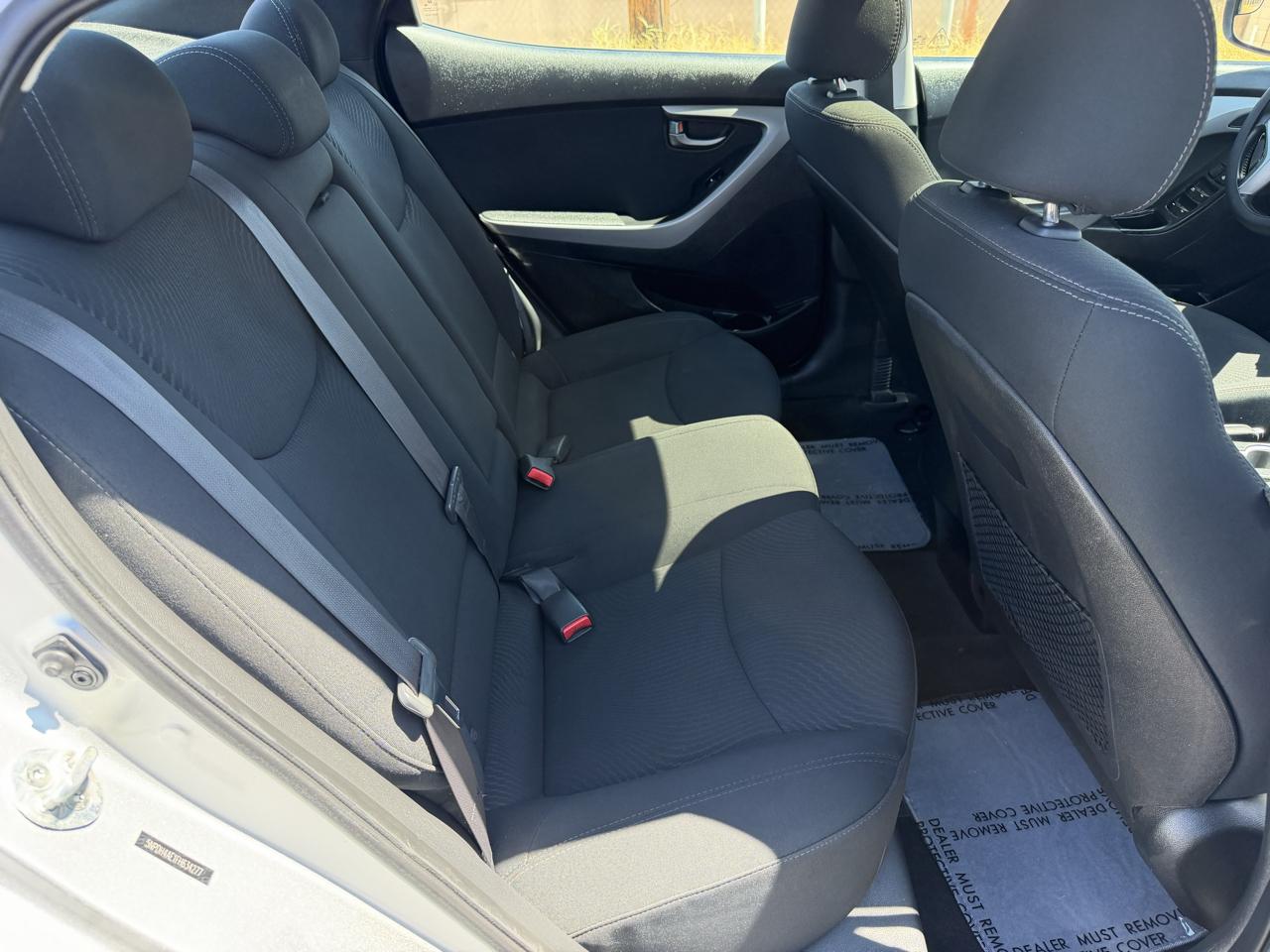 Hyundai Elantra SE 6AT 2015