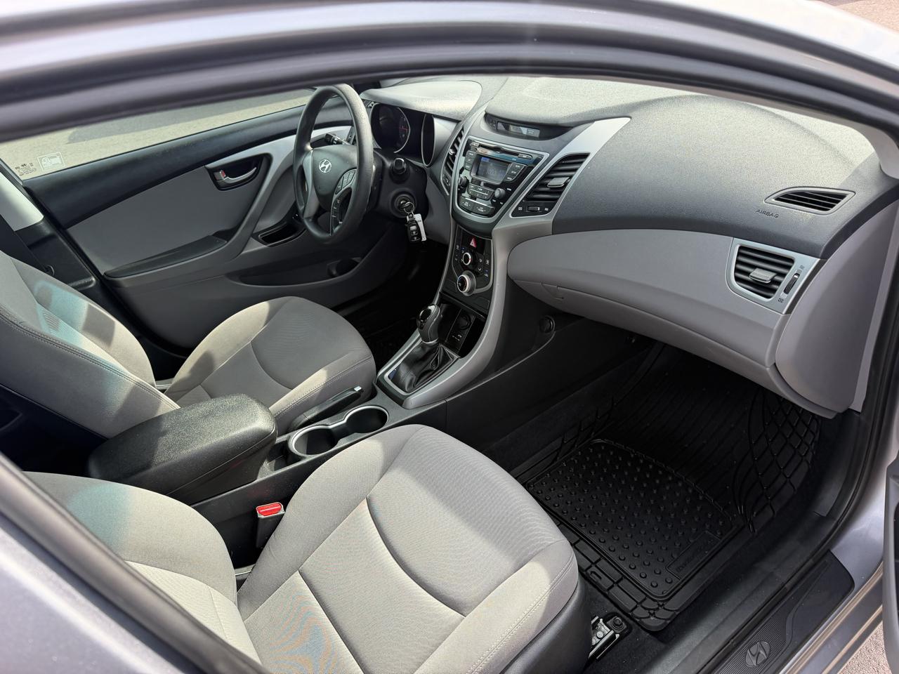 Hyundai Elantra SE 6AT 2015