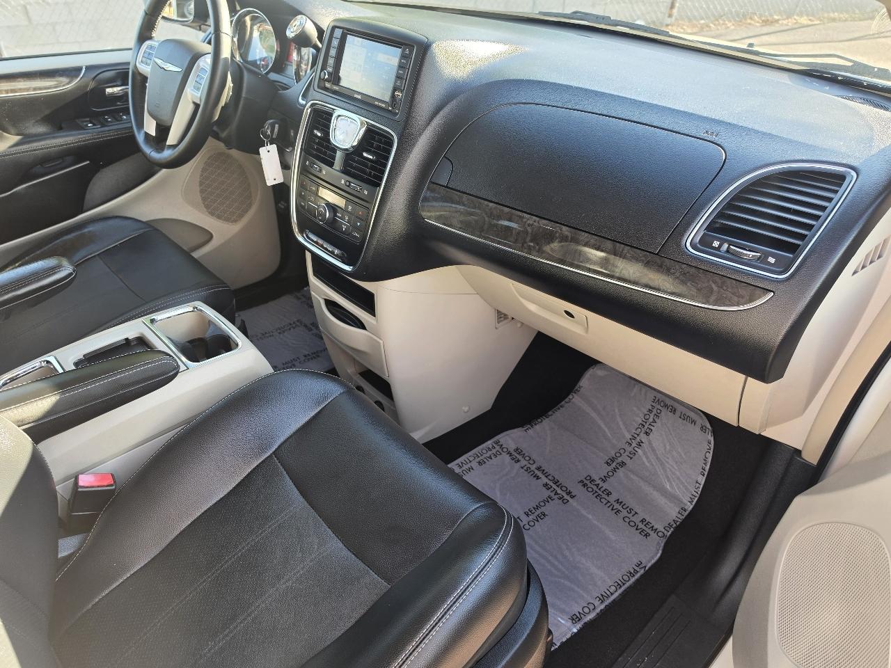 Chrysler Town & Country Touring 2012