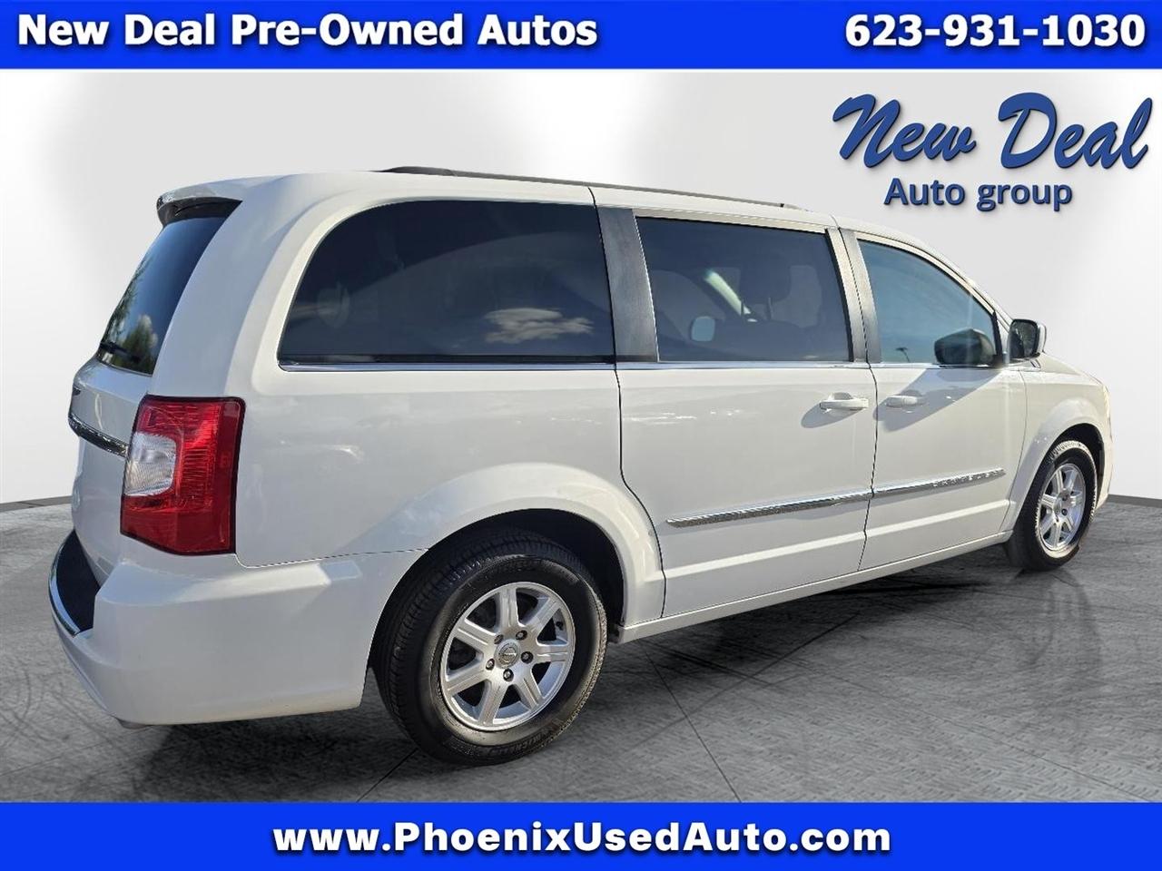 Chrysler Town and Country photo 3