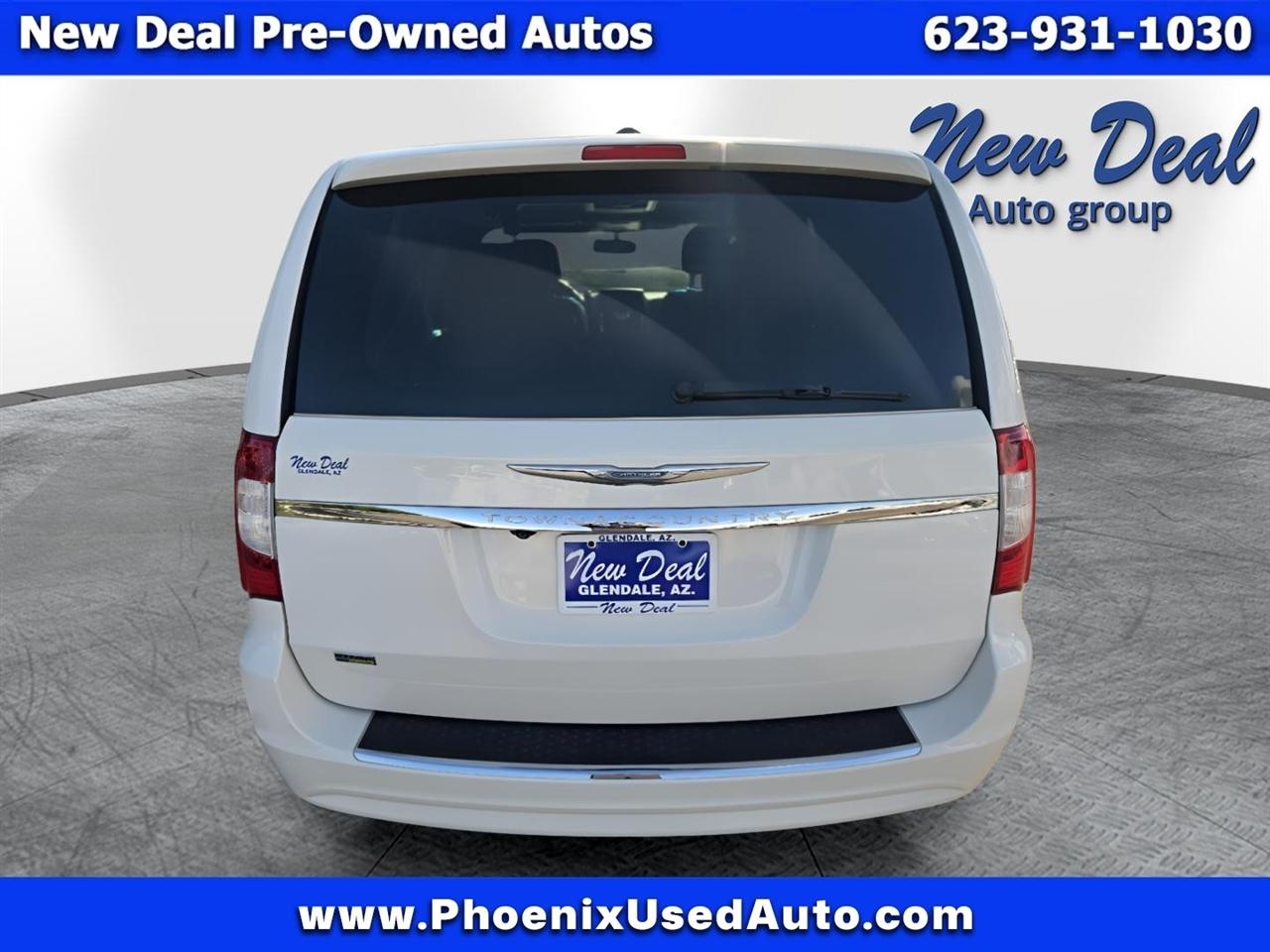 Chrysler Town and Country photo 4