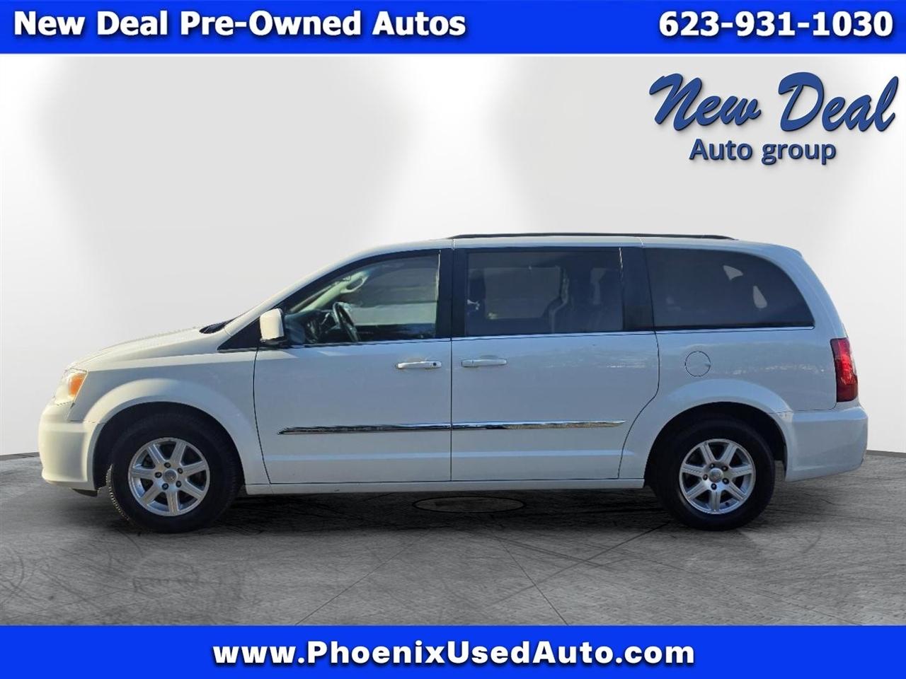 Chrysler Town and Country photo 6