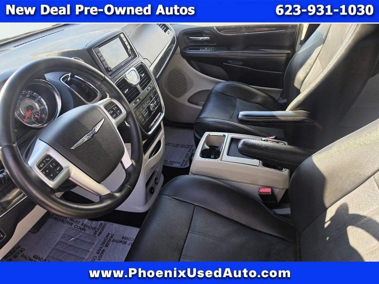Chrysler Town and Country photo 9