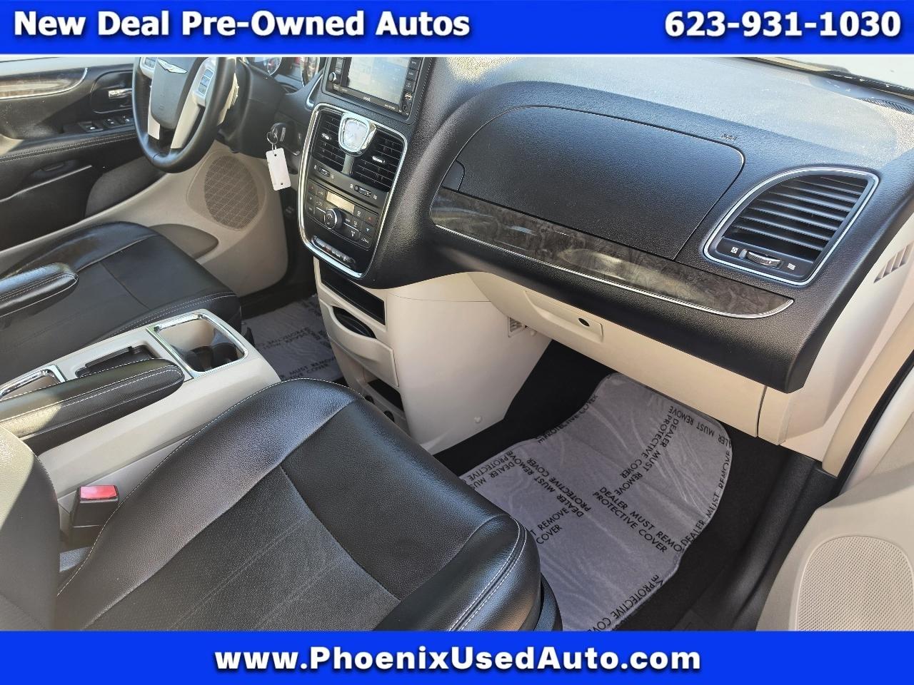 Chrysler Town and Country photo 10