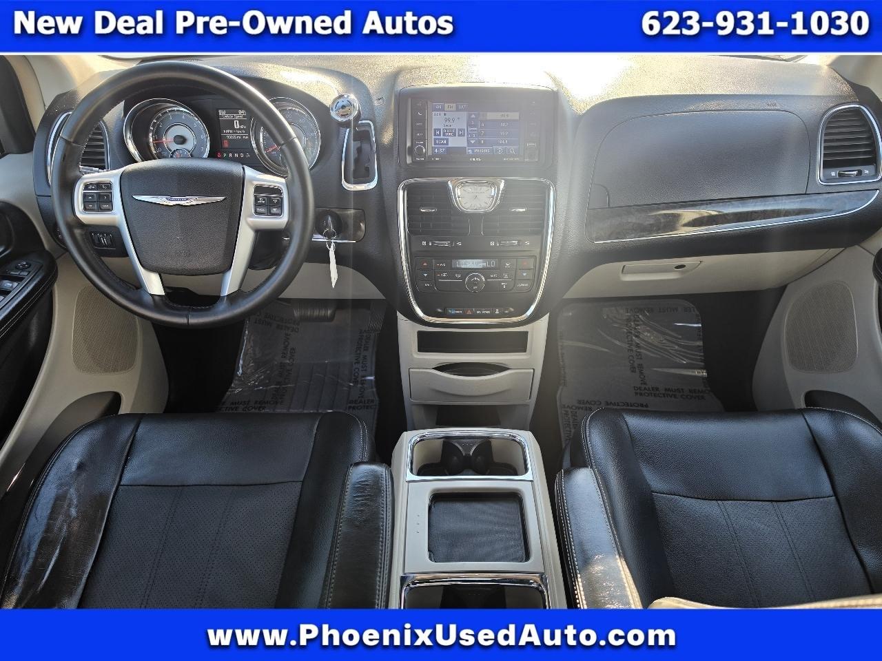 Chrysler Town and Country photo 11