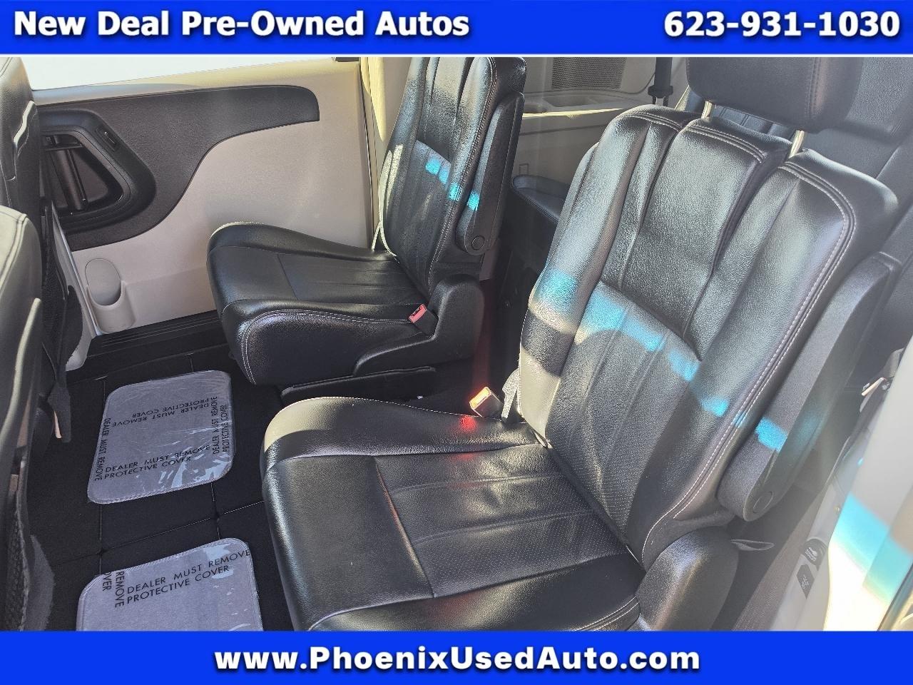 Chrysler Town and Country photo 13