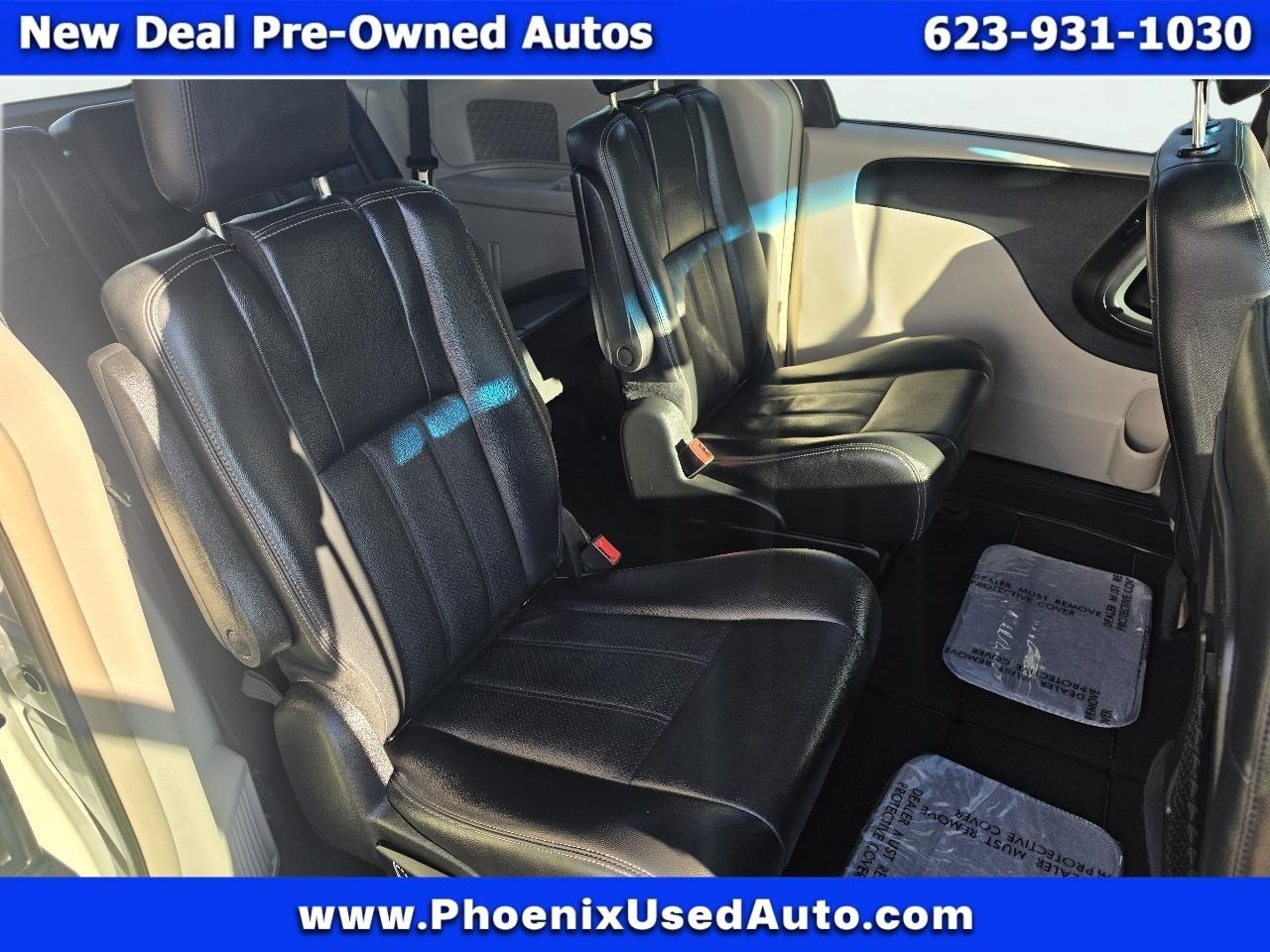 Chrysler Town and Country photo 14